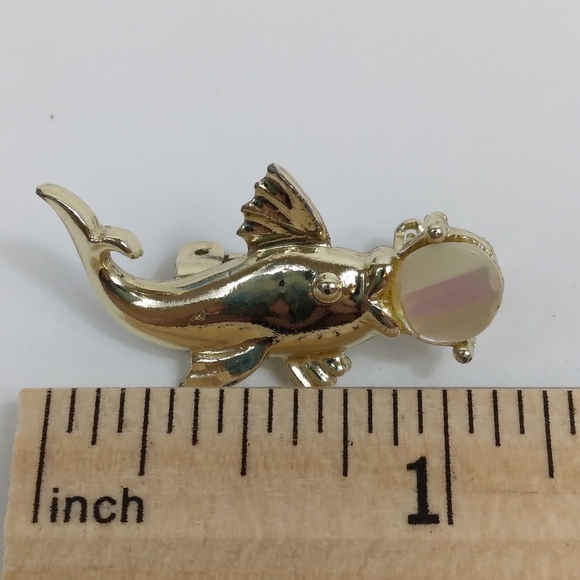 Vintage Pin Gold Tone Fish with "bubble" iridescent - Picture 2 of 5